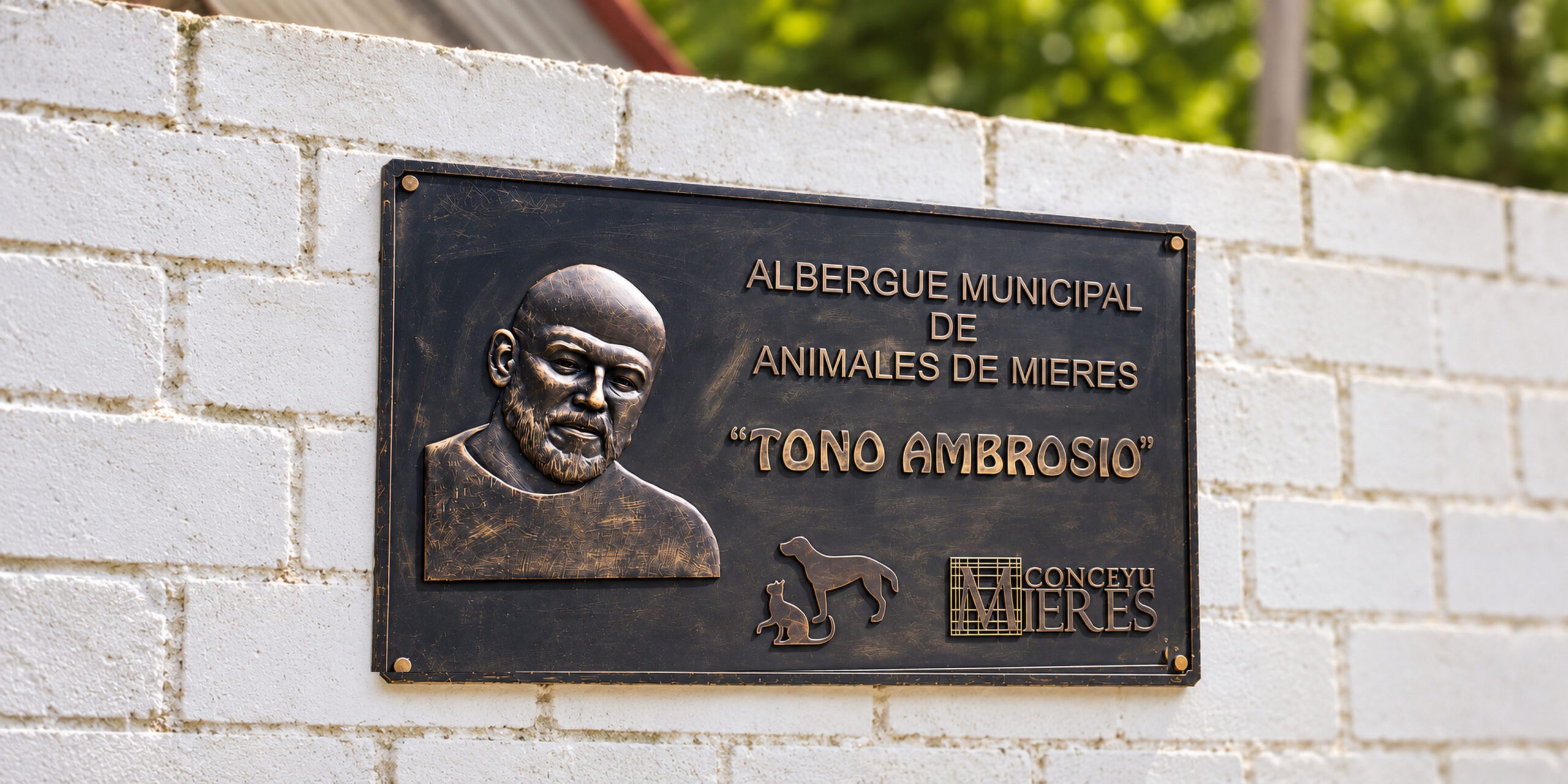 Placa del Albergue Municipal de Animales de Mieres “Tono Ambrosio”